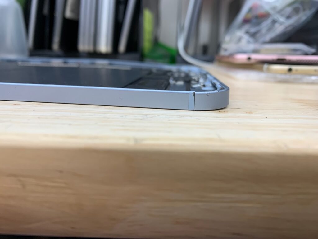 iPad Air 4 Cracked Housing